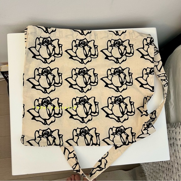 LIKE NEW!!  In original box and dust bag - Picture 6 of 8